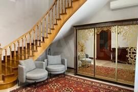 Дом 429 м² на участке 8 сот.