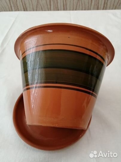 Пластмассовые и керамический горшки для цветов