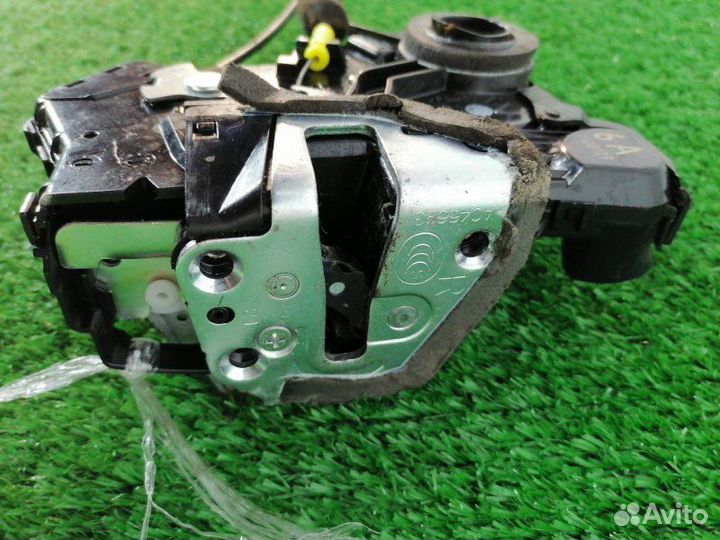 Замок двери передний правый Toyota Corolla Rumion