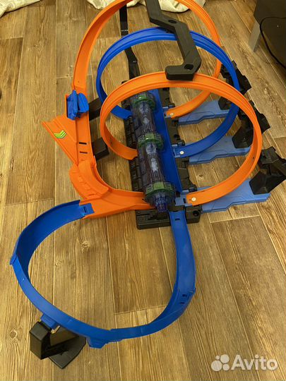 Hot wheels винтовое столкновение