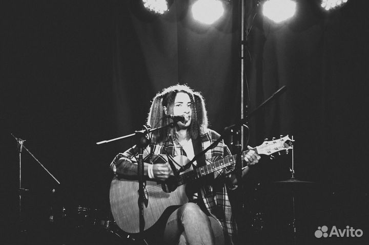 Учитель игры на гитаре и укулеле