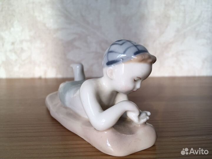 Фарфоровая статуэтка лфз мальчик на пляже