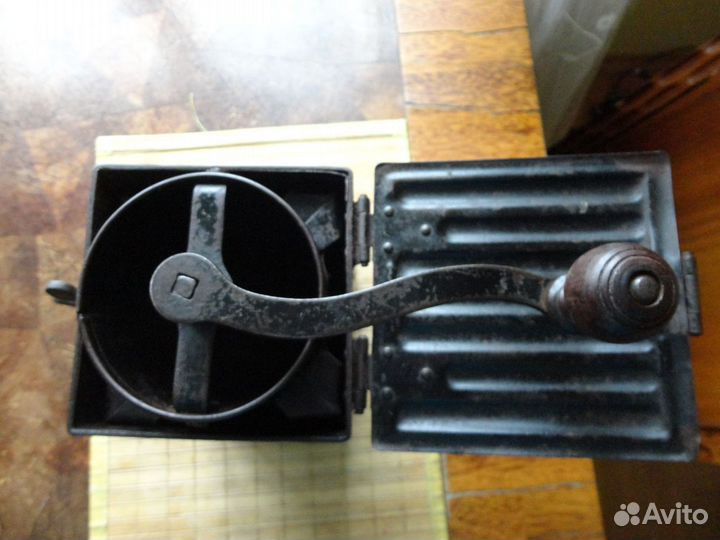 Старинная кофемолка