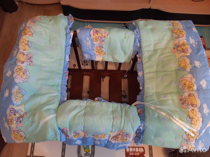 Детская кроватка с маятником