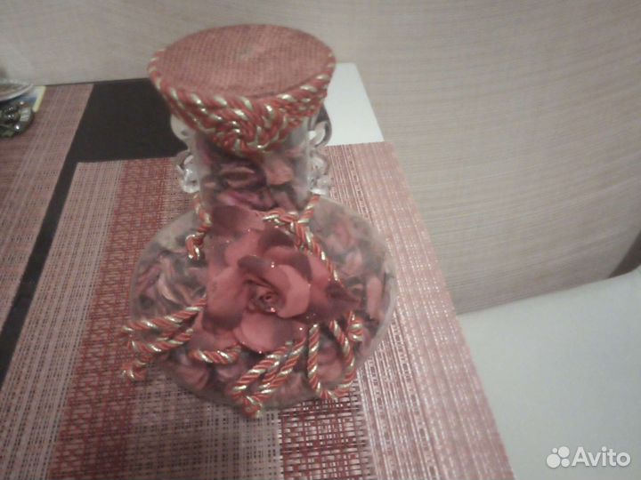 Ваза с лепестками роз благовоние