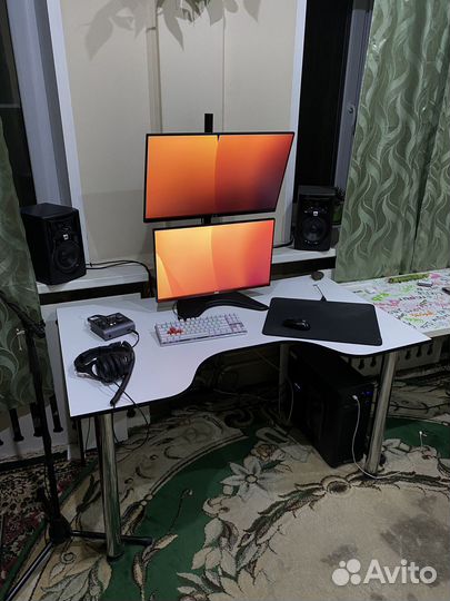 Компьютерный стол белый