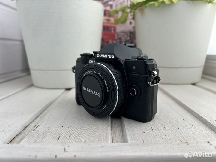 Зеркальный фотоаппарат Olympus OM-D E-M10 mark iii