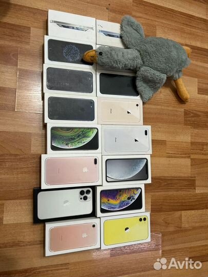 Коробки от Айфонов
