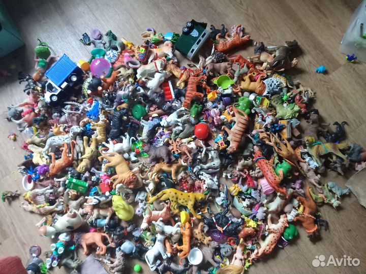 Много игрушек фигурок собак