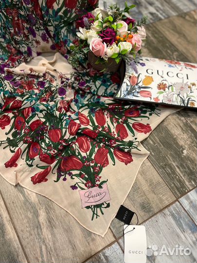 Платок Gucci пудровый с упаковкой бренда