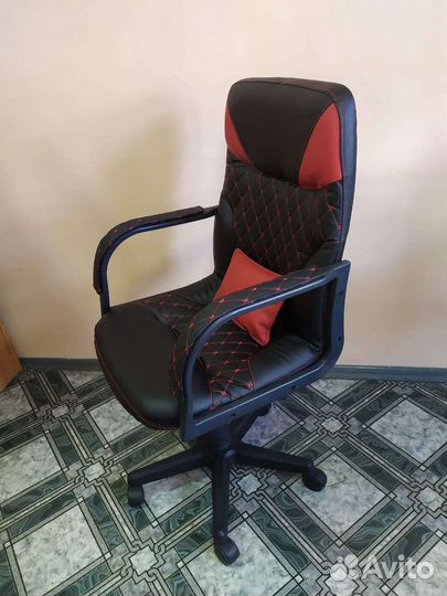 Геймерское кресло, офисное, чёрное с красным