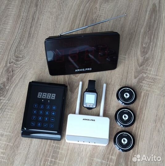 Система вызова персонала с кнопкой вызова и часами