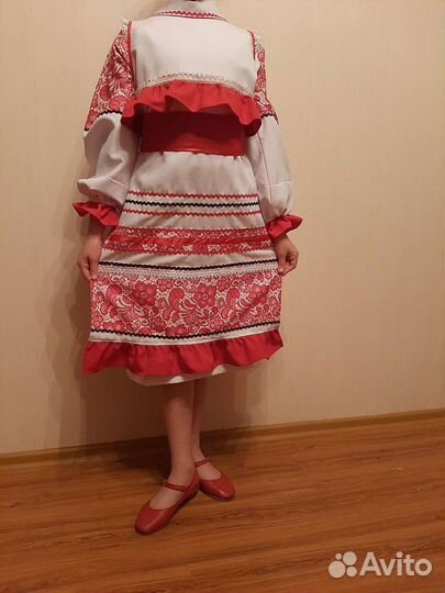 Русский народный костюм с венком и обувью