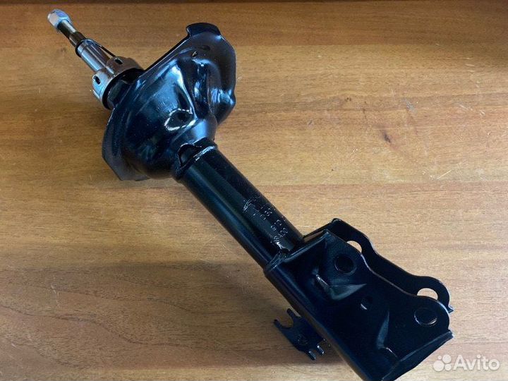 Амортизатор подвески передний Toyota Yaris 2001