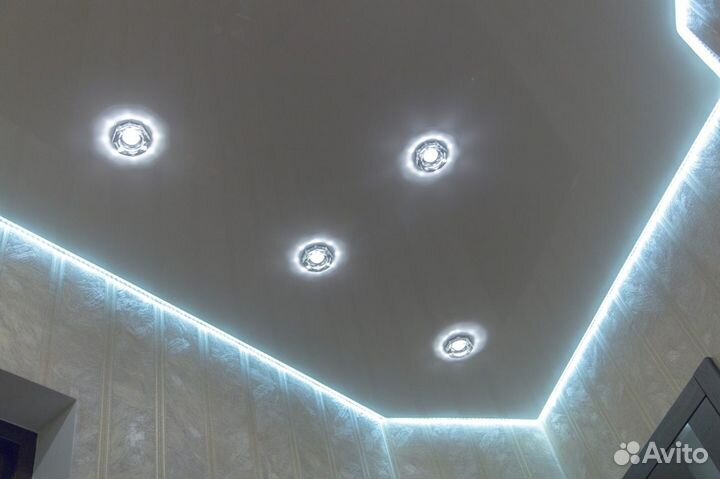 Натяжной потолок белый