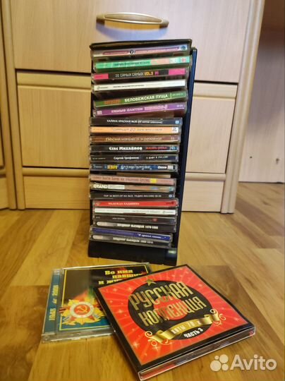 CD и DVD диски вместе с подставкой