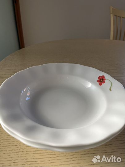 Набор из 6 тарелок (2 глубокие и 4 мелкие)