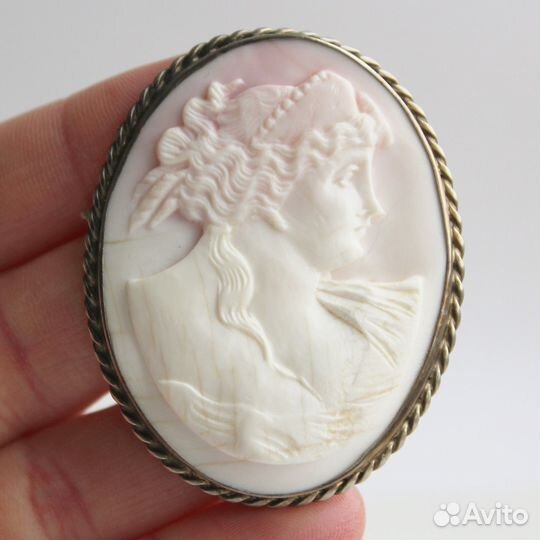 Антикварная брошь камея на розовой белой раковине