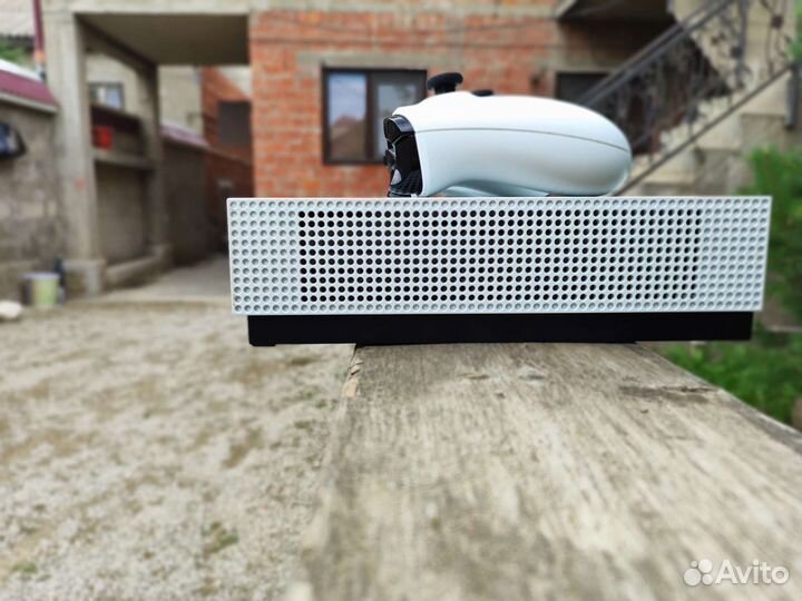 Xbox One s 1tb с Game Pass 2 Геймпада