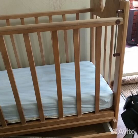 Детскую кроатку с матрасом и ящиком для игрушек