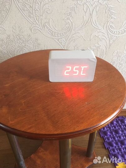 Часы настольные с термометром и будильниками