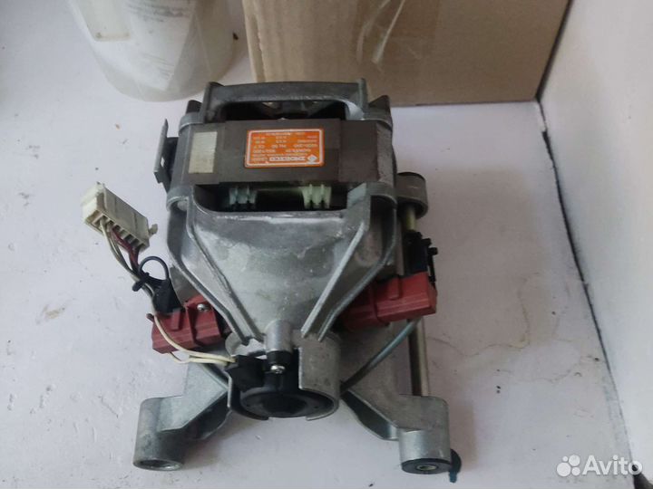 Двигататель стиральной машины Ariston avsd107