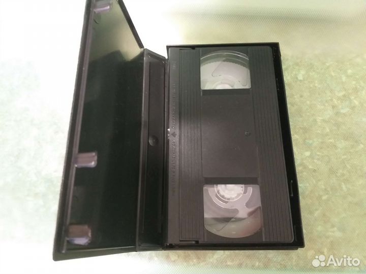 VHS Kung Fury Видеокассеты