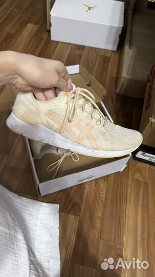 Кроссовки женские asics