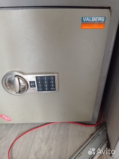 Сейф почти новый