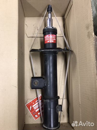 Стойка амортизатора передняя правая KYB