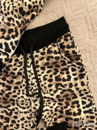 Костюм для девочки новый 104