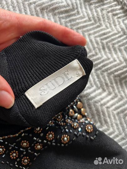 Кофта без рукавов с ручной вышивкой