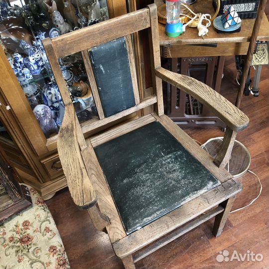 Стул с подлокотниками дубовый