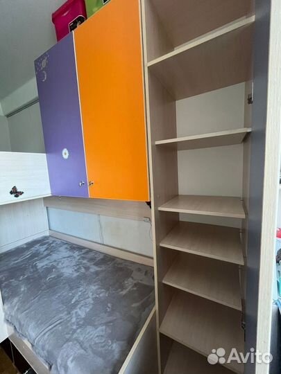 Двухъярусная кровать, комплект мебели в спальню