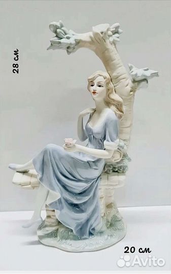 Фарфоровая статуэтка девушка под деревом