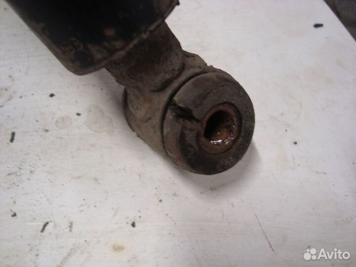 Амортизатор передний C208 M111