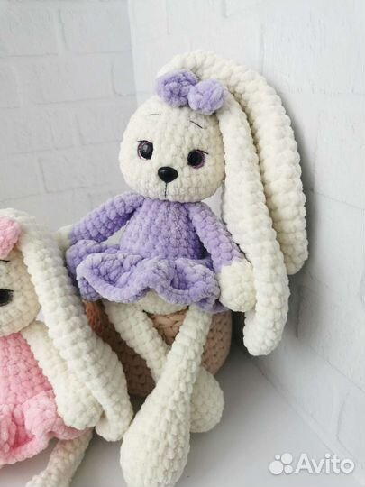 Игрушка зайка вязаная из плюшевой пряжи