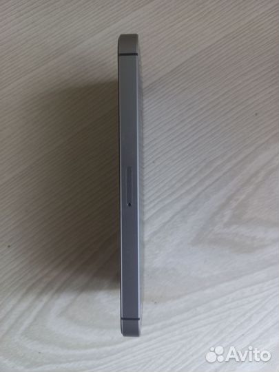 iPhone SE, 32 ГБ