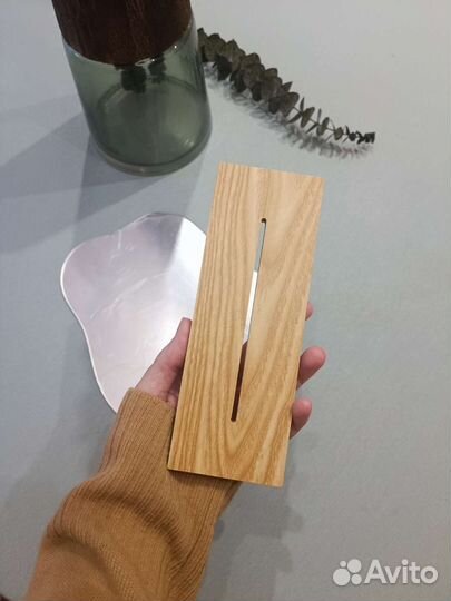 Настольно зеркало на деревянной подставке