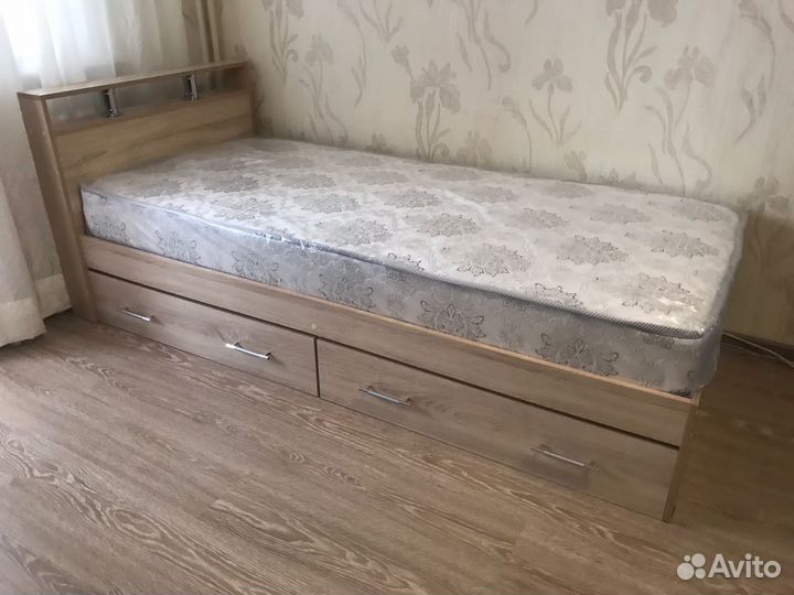 Кровать с матрасом