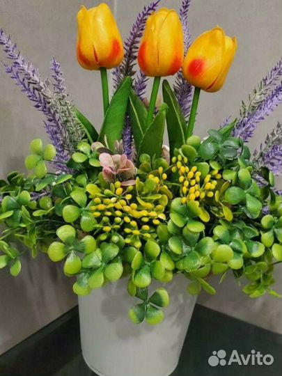 Цветочная композиция с зайцами