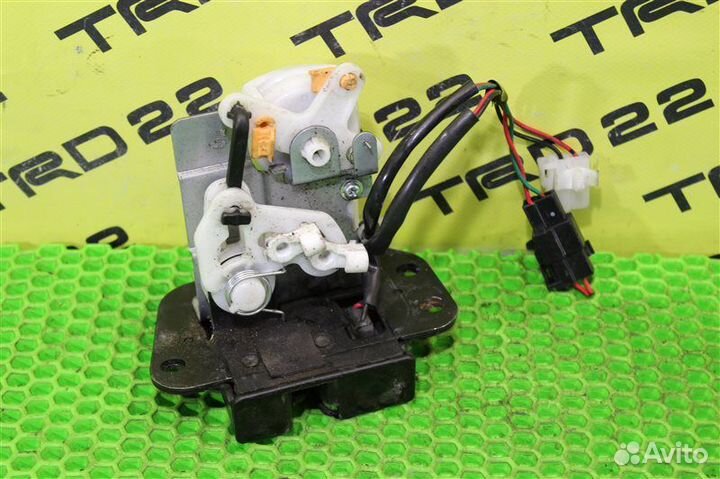 Замок багажника задний Mazda Bongo SK82MN F8