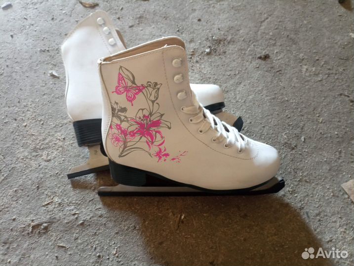 Коньки фигурные женские 39-40 размер