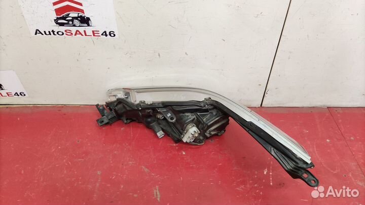 Фара передняя правая Toyota Fortuner 2