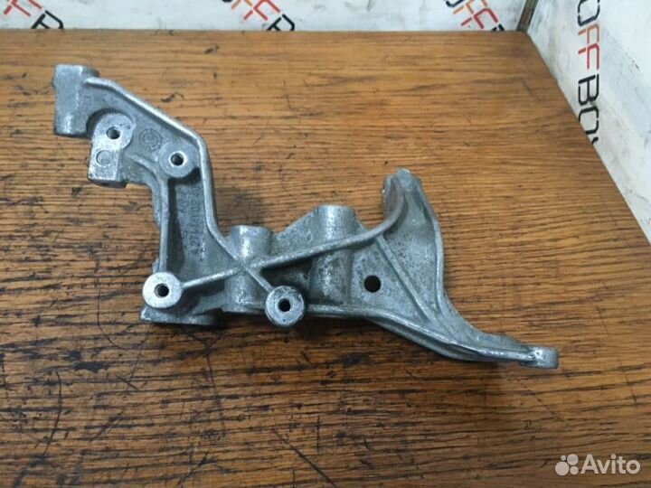 Кронштейн Mercedes E-Class W212 M271 1.8TI 2011