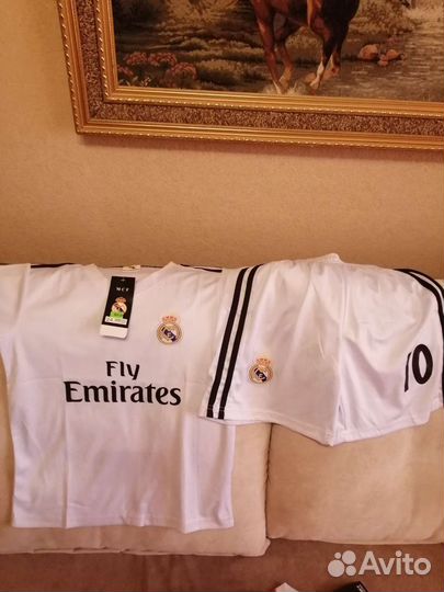 Футбольная форма, гетры, перчатки вратаря, щитки