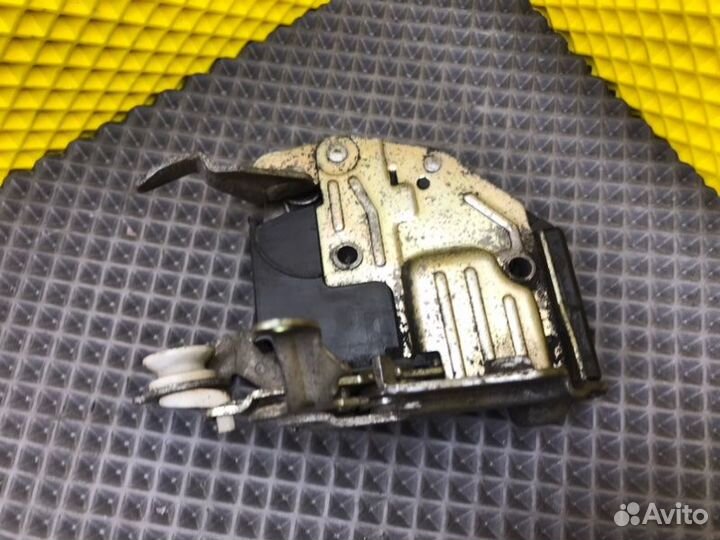 Замок двери передний левый Mercedes-Benz E-Class