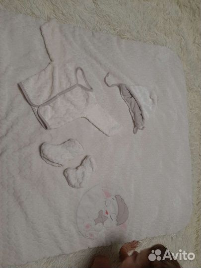 Теплый конверт на выписку с шапкой носками кофтой