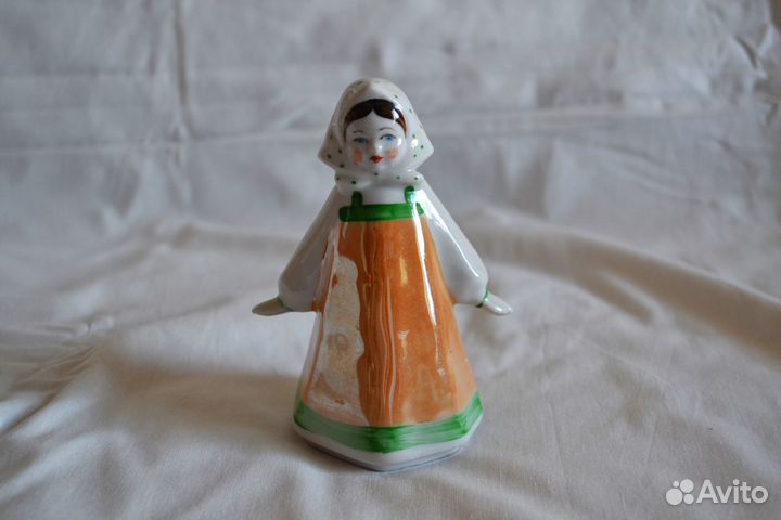 Статуэтка фарфор СССР - Девочка в платочке