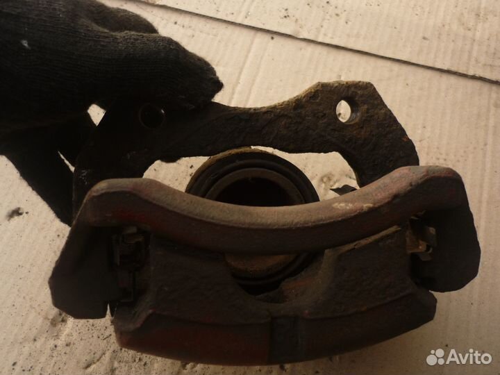 Суппорт Nissan Primera P12 передний левый 1.6